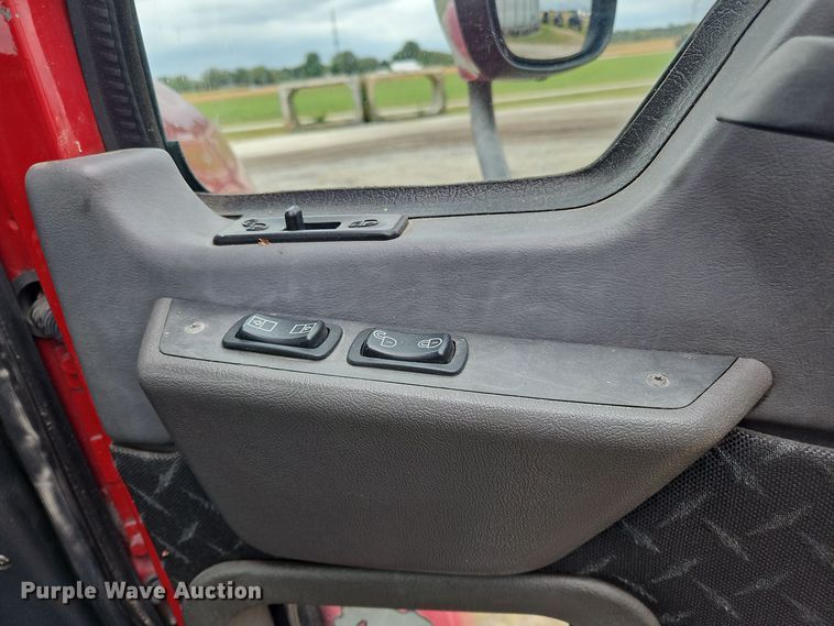 image for item OJ9870 2013 Mack CXU semi truck