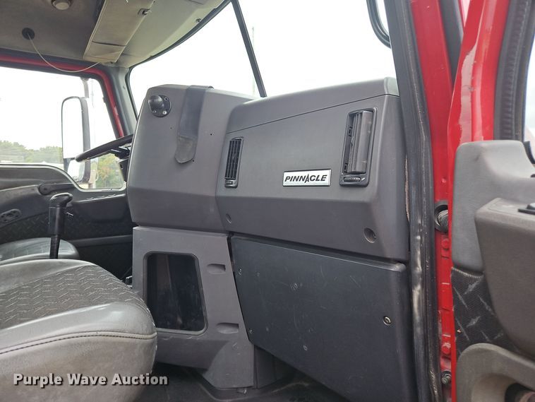 image for item OJ9870 2013 Mack CXU semi truck