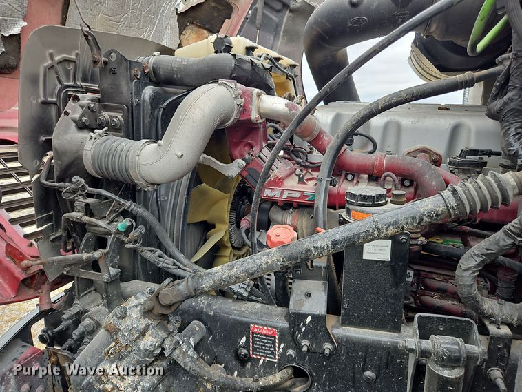 image for item OJ9870 2013 Mack CXU semi truck