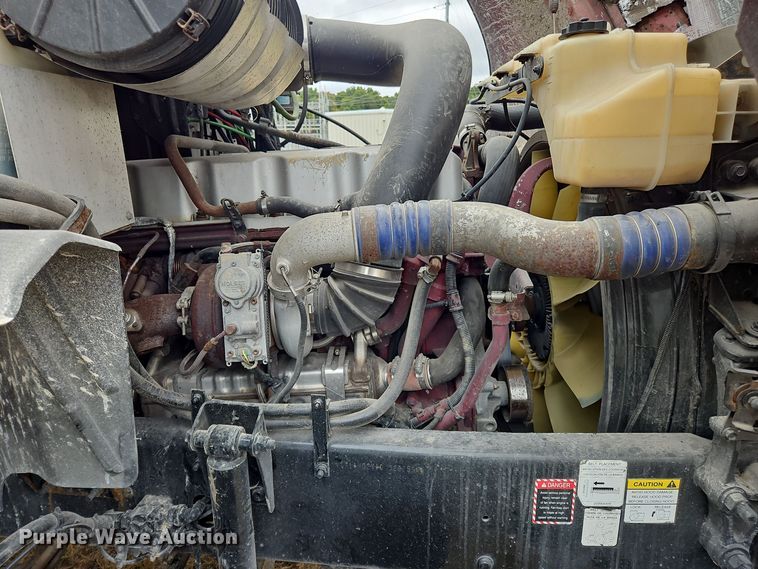 image for item OJ9870 2013 Mack CXU semi truck