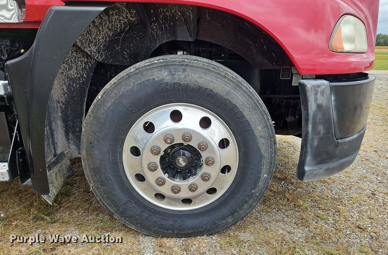 image for item OJ9870 2013 Mack CXU semi truck