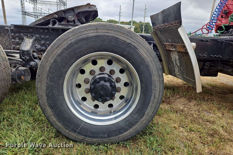 image for item OJ9870 2013 Mack CXU semi truck