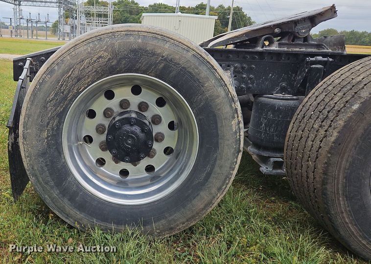 image for item OJ9870 2013 Mack CXU semi truck