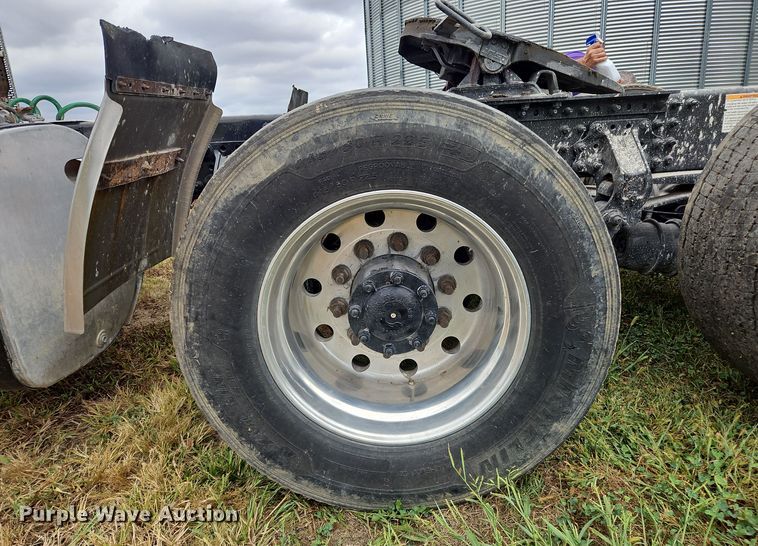 image for item OJ9870 2013 Mack CXU semi truck