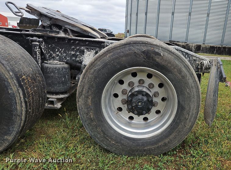 image for item OJ9870 2013 Mack CXU semi truck