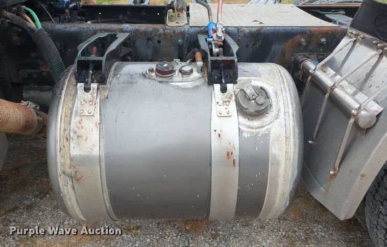 image for item OJ9872 2002 Peterbilt  379 semi truck