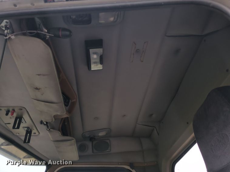 image for item OJ9872 2002 Peterbilt  379 semi truck