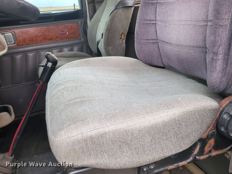 image for item OJ9872 2002 Peterbilt  379 semi truck