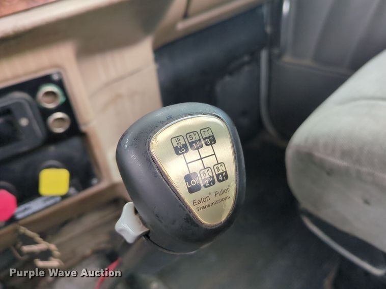 image for item OJ9872 2002 Peterbilt  379 semi truck