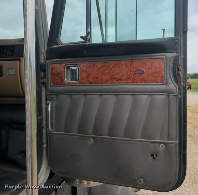 image for item OJ9872 2002 Peterbilt  379 semi truck