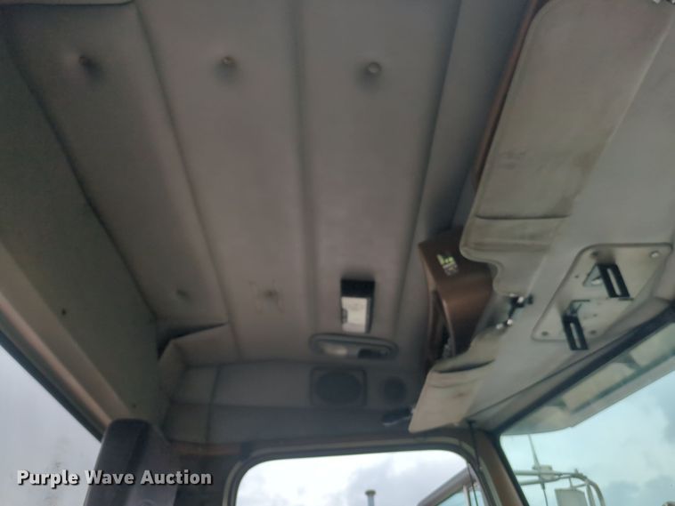 image for item OJ9872 2002 Peterbilt  379 semi truck