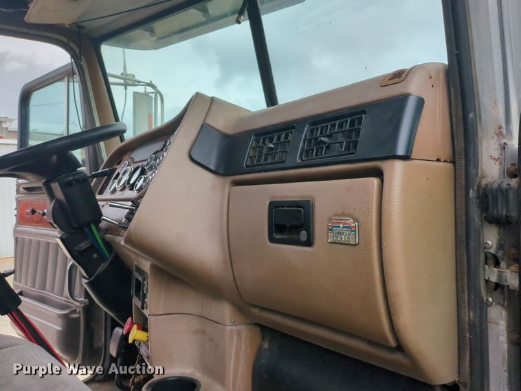 image for item OJ9872 2002 Peterbilt  379 semi truck