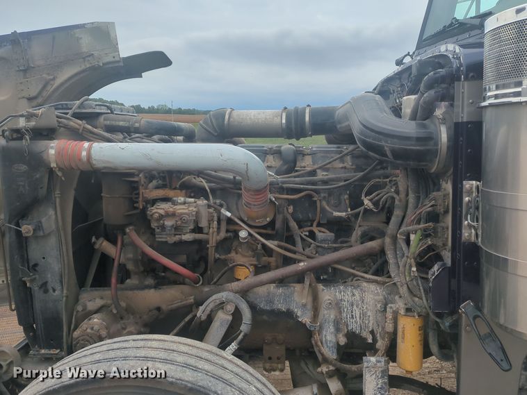 image for item OJ9872 2002 Peterbilt  379 semi truck