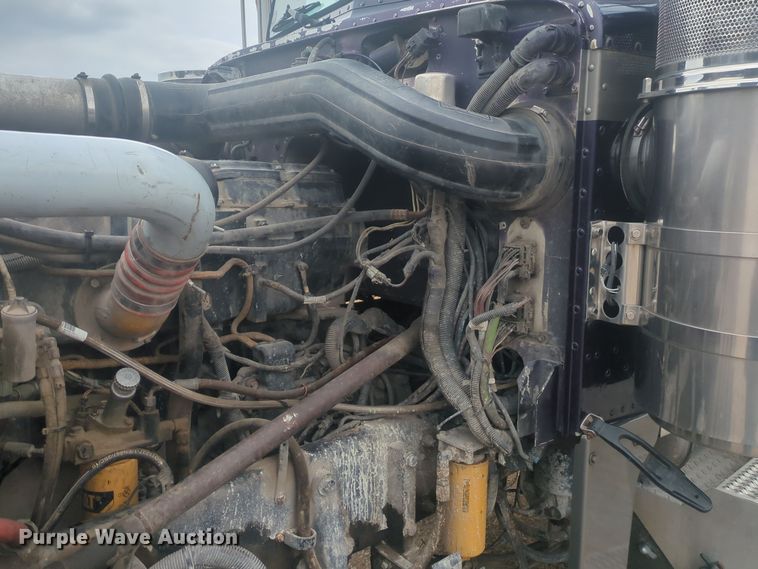 image for item OJ9872 2002 Peterbilt  379 semi truck