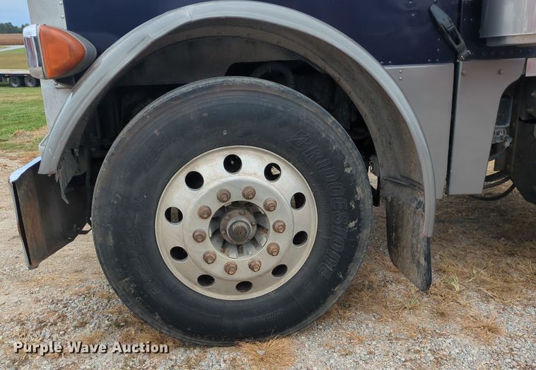 image for item OJ9872 2002 Peterbilt  379 semi truck