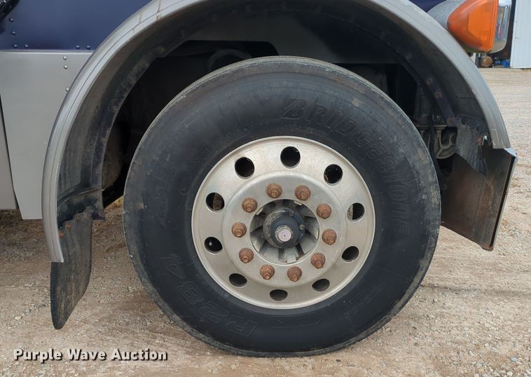 image for item OJ9872 2002 Peterbilt  379 semi truck