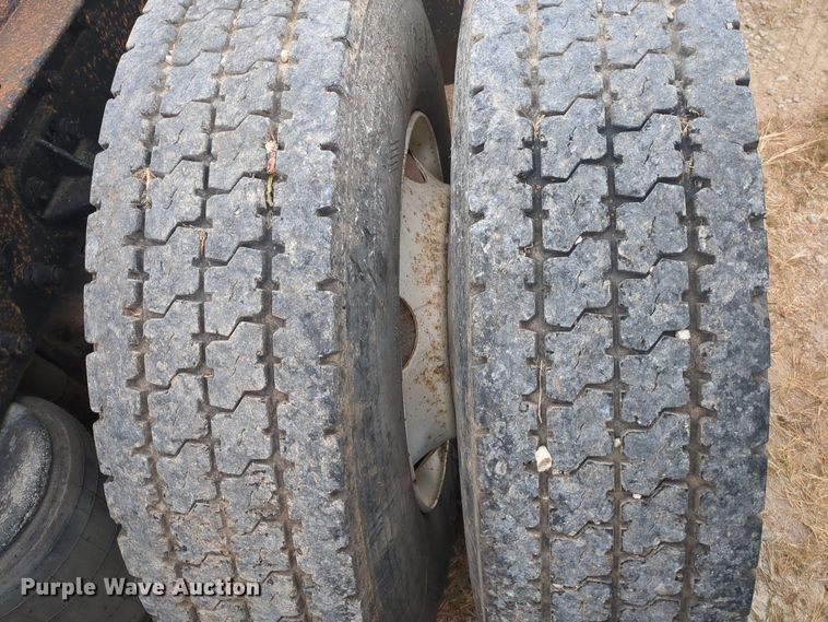 image for item OJ9872 2002 Peterbilt  379 semi truck