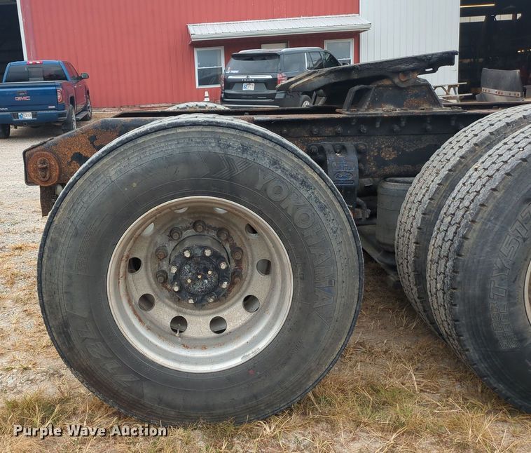 image for item OJ9872 2002 Peterbilt  379 semi truck