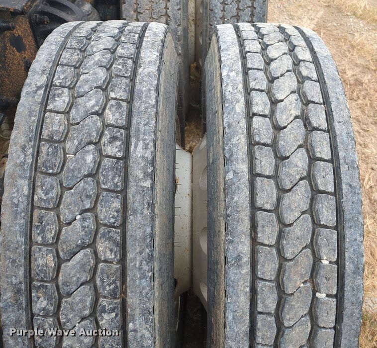 image for item OJ9872 2002 Peterbilt  379 semi truck