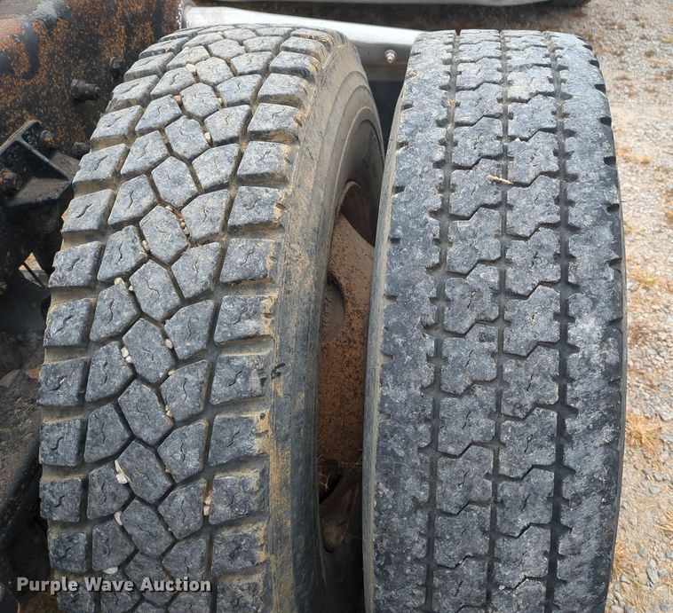 image for item OJ9872 2002 Peterbilt  379 semi truck