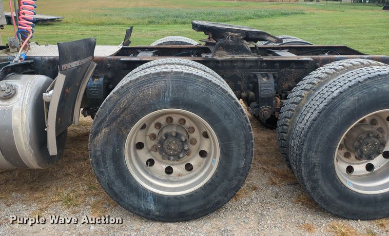 image for item OJ9872 2002 Peterbilt  379 semi truck