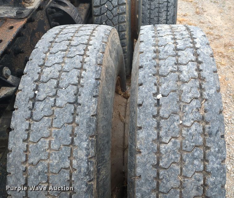 image for item OJ9872 2002 Peterbilt  379 semi truck