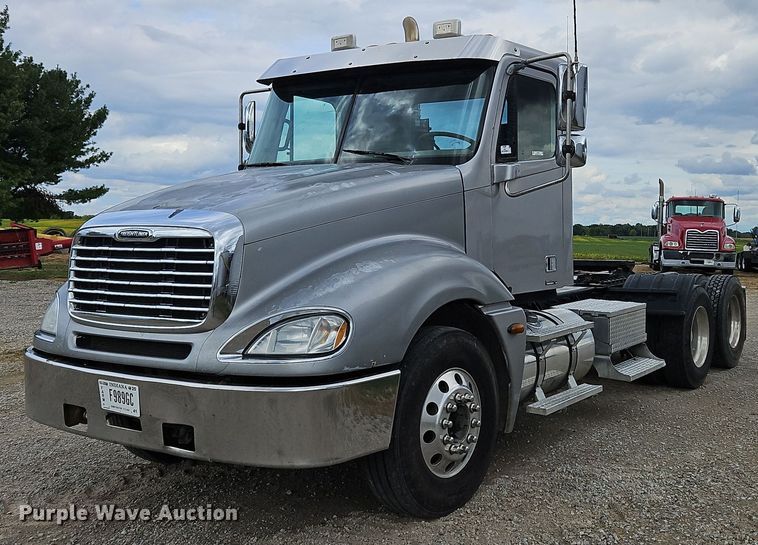 image for item OJ9876 2004 Freightliner  Columbia  semi truck
