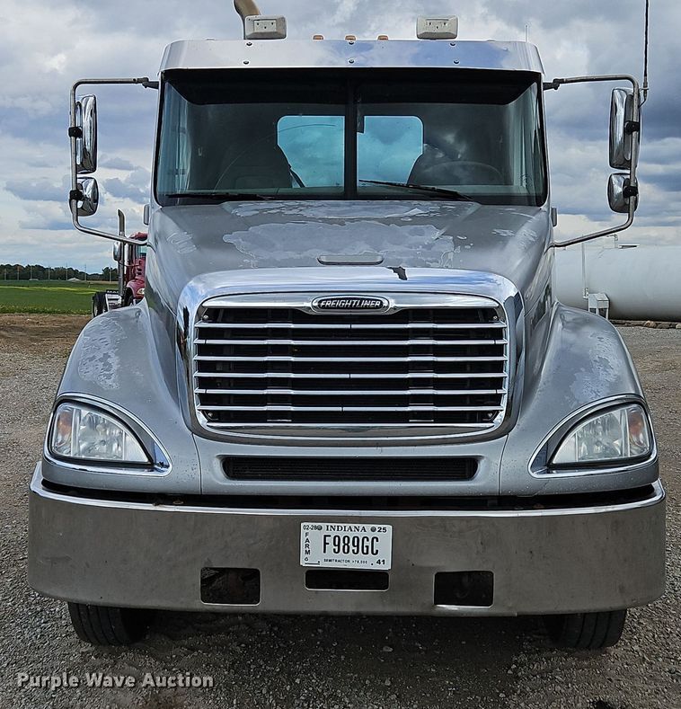 image for item OJ9876 2004 Freightliner  Columbia  semi truck