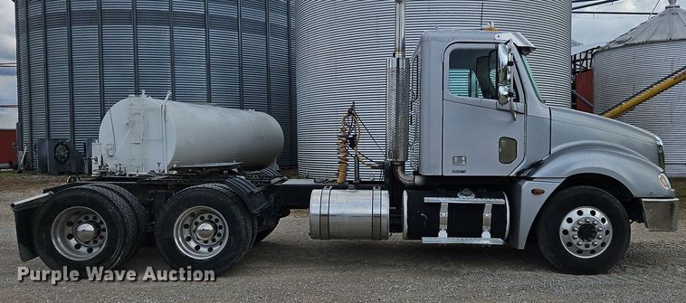 image for item OJ9876 2004 Freightliner  Columbia  semi truck