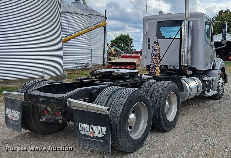 image for item OJ9876 2004 Freightliner  Columbia  semi truck