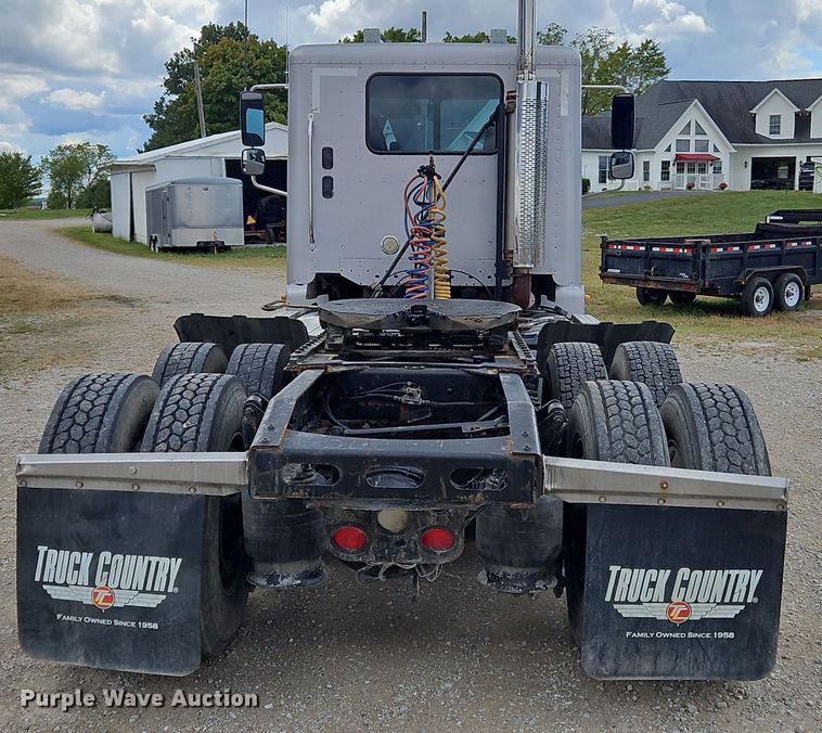 image for item OJ9876 2004 Freightliner  Columbia  semi truck