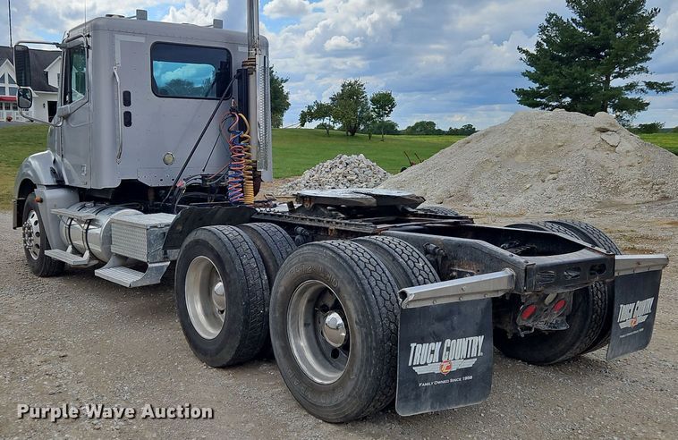 image for item OJ9876 2004 Freightliner  Columbia  semi truck