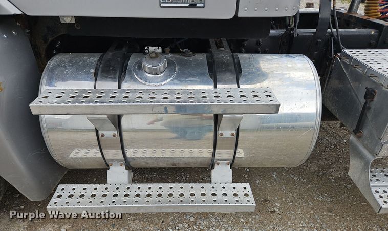 image for item OJ9876 2004 Freightliner  Columbia  semi truck