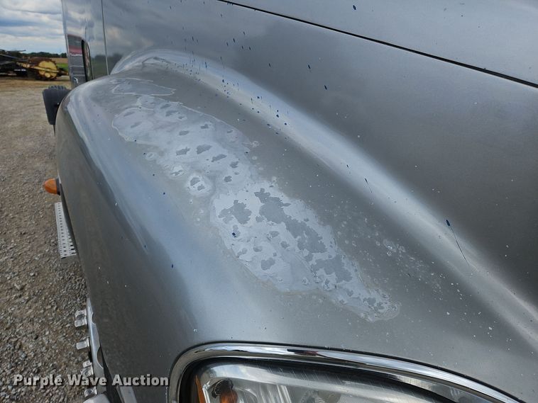 image for item OJ9876 2004 Freightliner  Columbia  semi truck