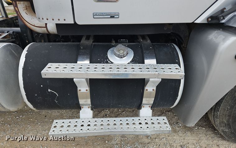 image for item OJ9876 2004 Freightliner  Columbia  semi truck