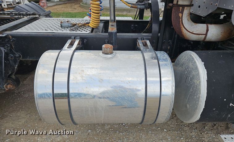 image for item OJ9876 2004 Freightliner  Columbia  semi truck