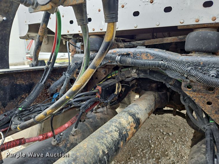 image for item OJ9876 2004 Freightliner  Columbia  semi truck