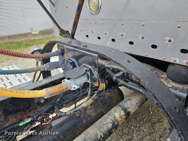 image for item OJ9876 2004 Freightliner  Columbia  semi truck