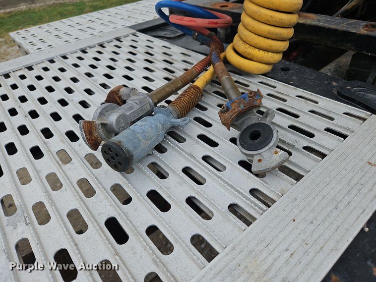 image for item OJ9876 2004 Freightliner  Columbia  semi truck