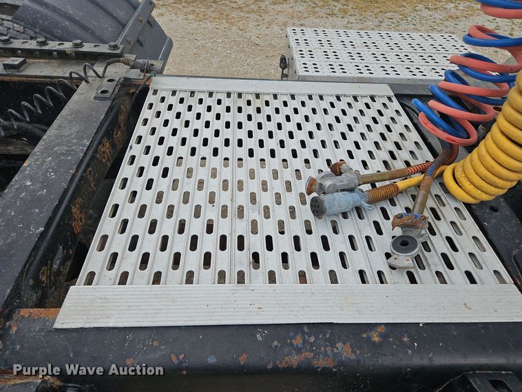 image for item OJ9876 2004 Freightliner  Columbia  semi truck