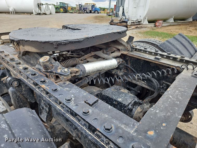 image for item OJ9876 2004 Freightliner  Columbia  semi truck