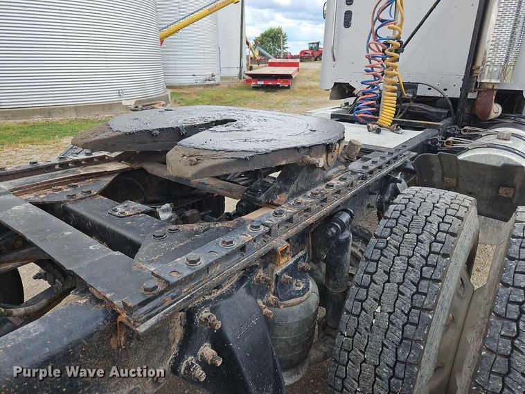 image for item OJ9876 2004 Freightliner  Columbia  semi truck