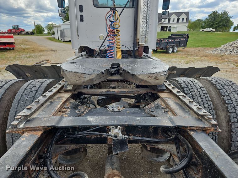 image for item OJ9876 2004 Freightliner  Columbia  semi truck