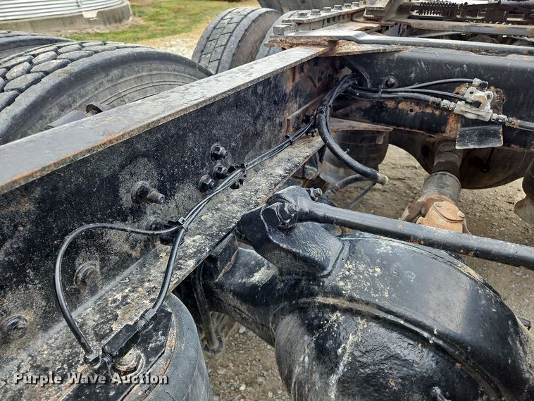 image for item OJ9876 2004 Freightliner  Columbia  semi truck