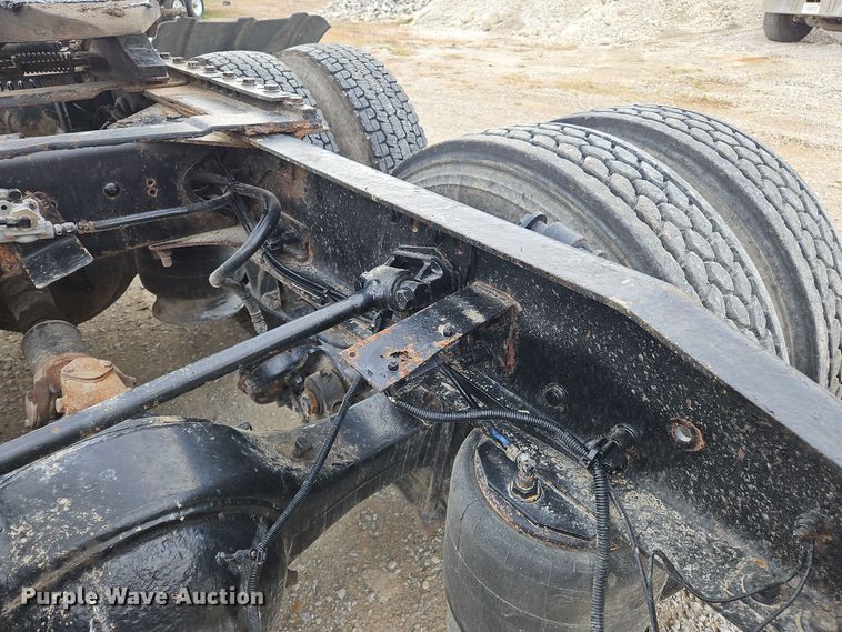 image for item OJ9876 2004 Freightliner  Columbia  semi truck