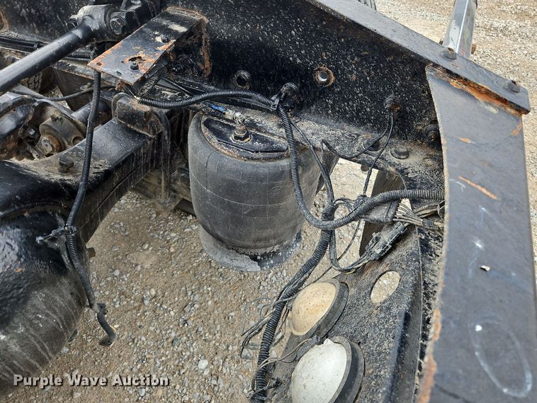 image for item OJ9876 2004 Freightliner  Columbia  semi truck