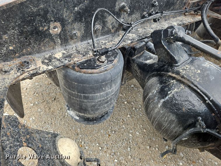 image for item OJ9876 2004 Freightliner  Columbia  semi truck