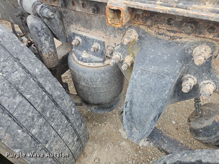 image for item OJ9876 2004 Freightliner  Columbia  semi truck