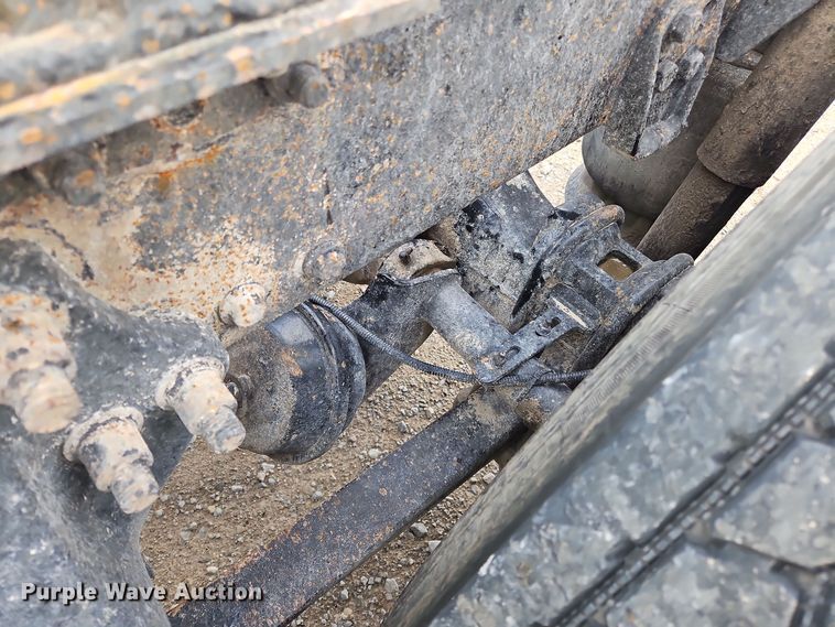 image for item OJ9876 2004 Freightliner  Columbia  semi truck