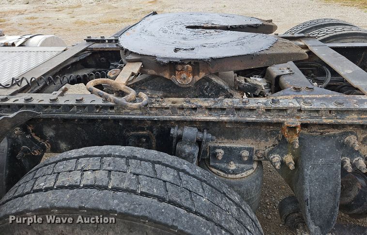 image for item OJ9876 2004 Freightliner  Columbia  semi truck